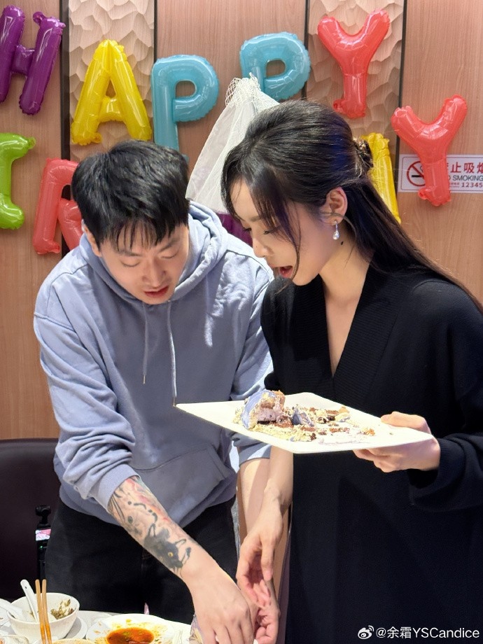 余霜分享生活与工作照：⚗️是拥有很多很多爱的一天！！