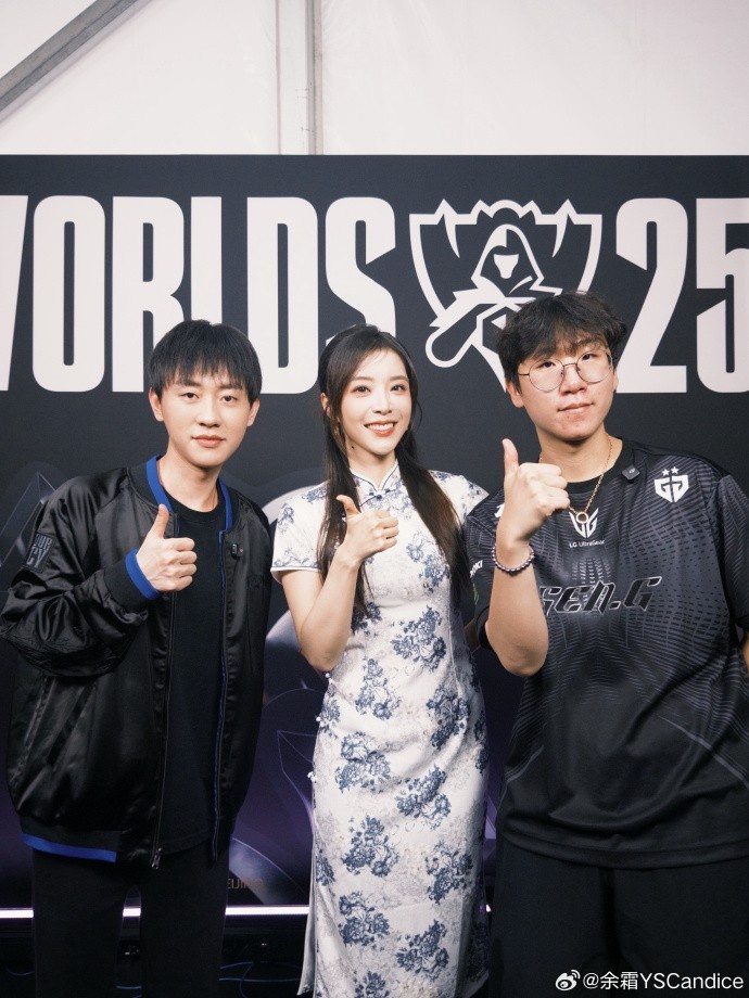 余霜分享生活与工作照：⚗️是拥有很多很多爱的一天！！