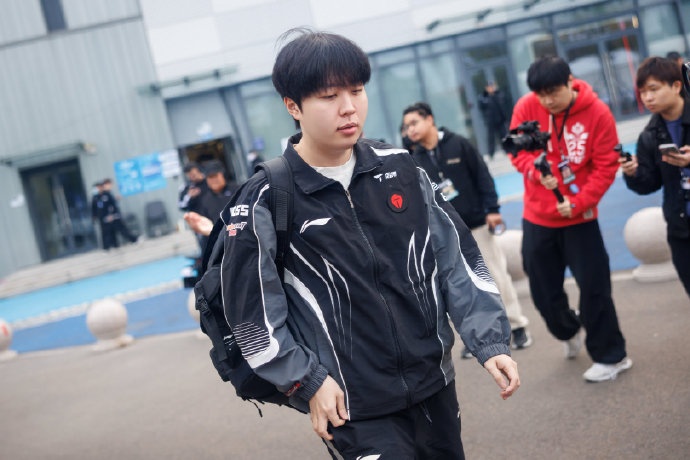 LPL官方发布TES赛后返图:失利志未消,整装再启航