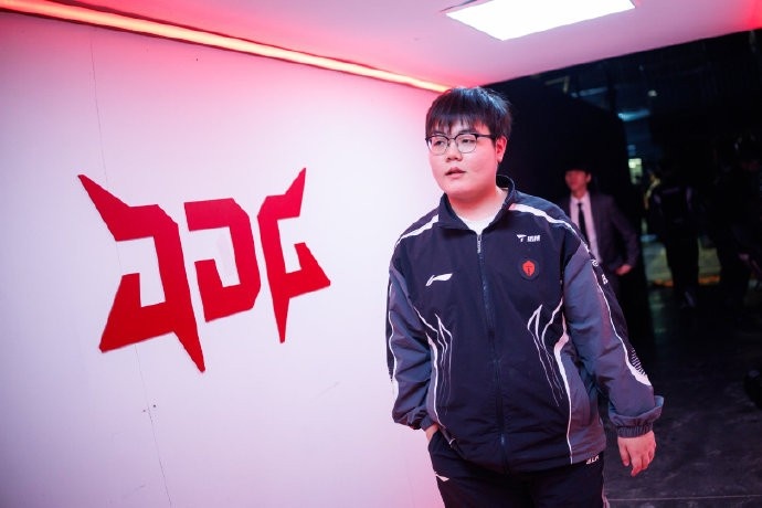 LPL官方发布TES赛后返图:失利志未消,整装再启航