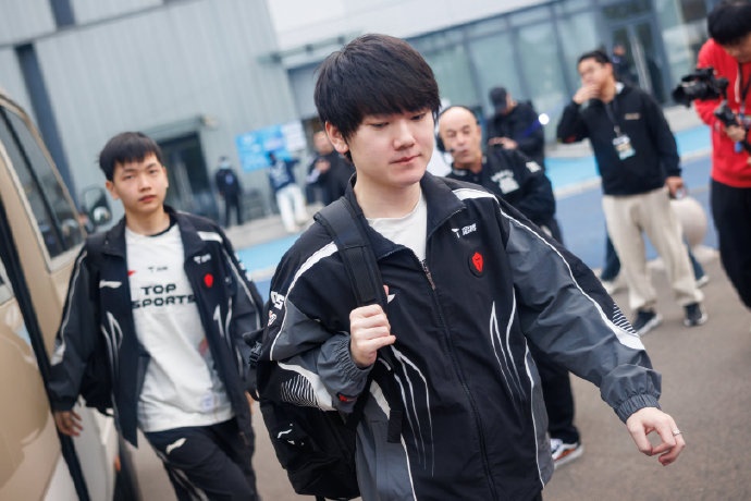 LPL官方发布TES赛后返图:失利志未消,整装再启航