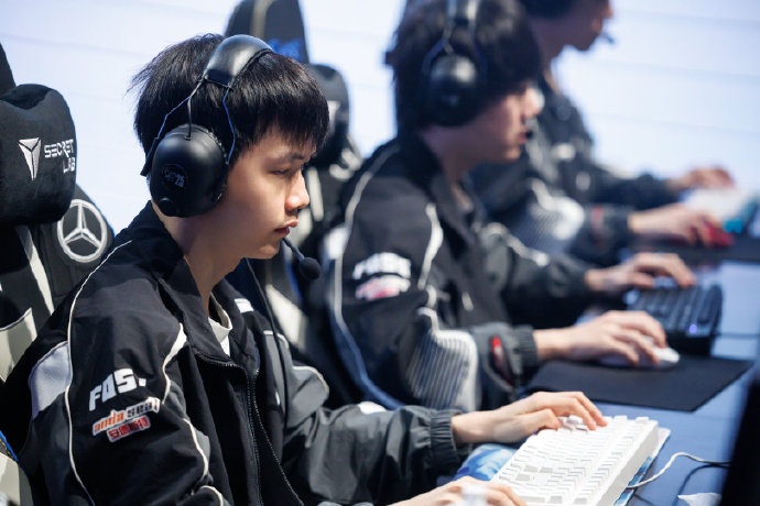 LPL官方发布TES赛后返图:失利志未消,整装再启航