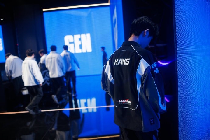 LPL官方发布TES赛后返图:失利志未消,整装再启航