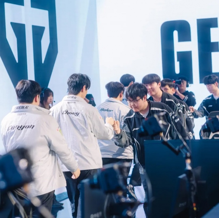 LOL赛事分享GEN赛后返图：昂首挺进八强