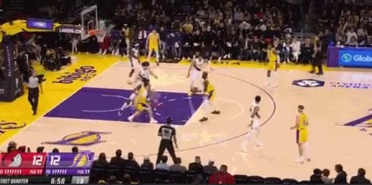 我有篮子呀!艾顿罚球线接球面对杨瀚森 直接中投命中!