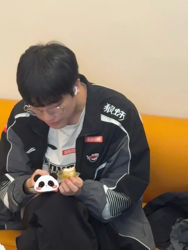 AL分享Flandre和Tarzan吃旺旺仙贝的照片:小孩口味的上野