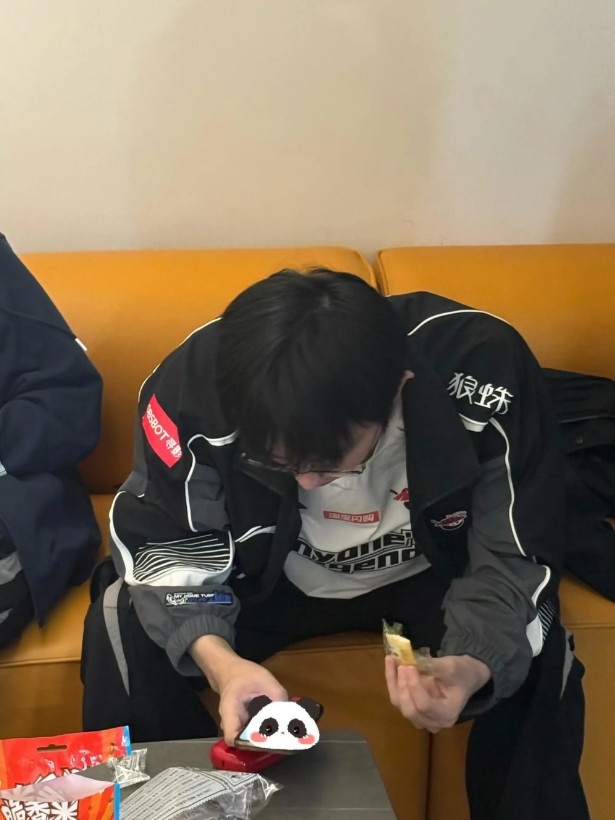 AL分享Flandre和Tarzan吃旺旺仙贝的照片:小孩口味的上野