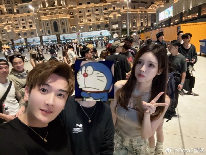 【QY球友会】DOTA2解说蛋糕晒演唱会照:知道迟到大王会迟到 所以我也迟到