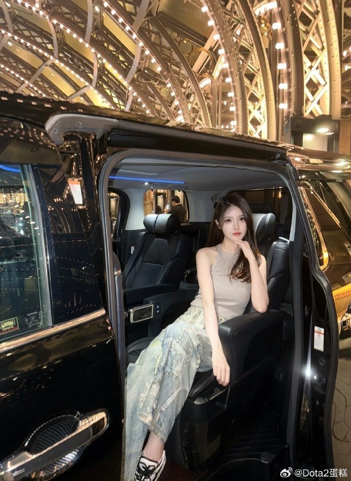 【QY球友会】DOTA2解说蛋糕晒演唱会照:知道迟到大王会迟到 所以我也迟到