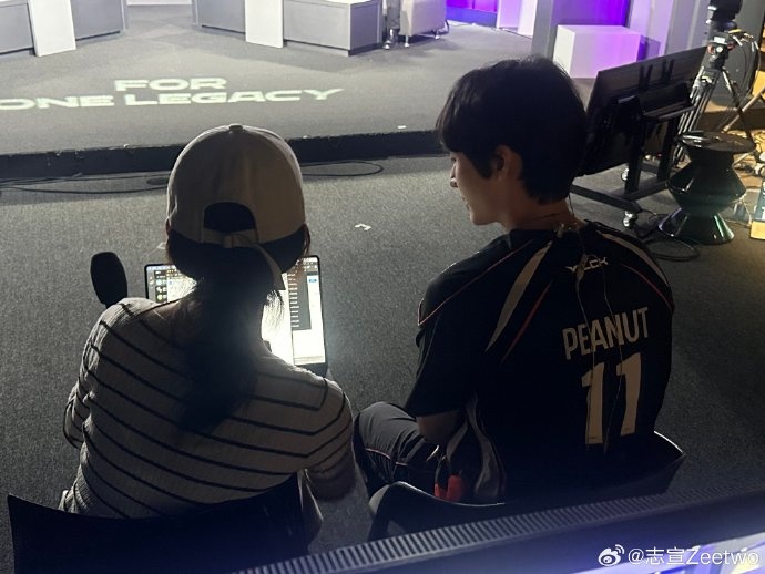 LCK主持人志宣分享和各时期的peanut合照：辛苦了老朋友 好好休息