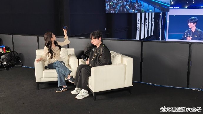 LCK主持人志宣分享和各时期的peanut合照：辛苦了老朋友 好好休息