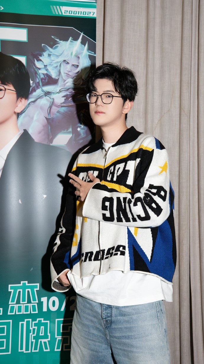 Jiejie晒生日返图：从来不装因为真的帅