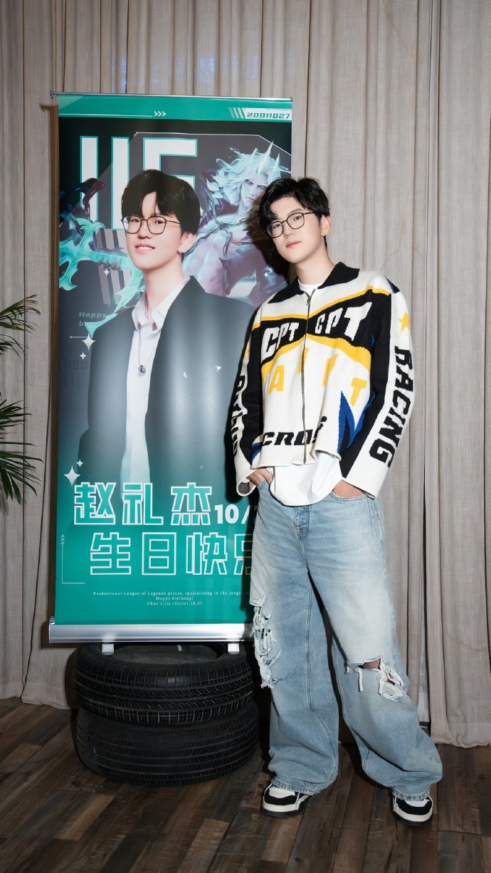 Jiejie晒生日返图：从来不装因为真的帅