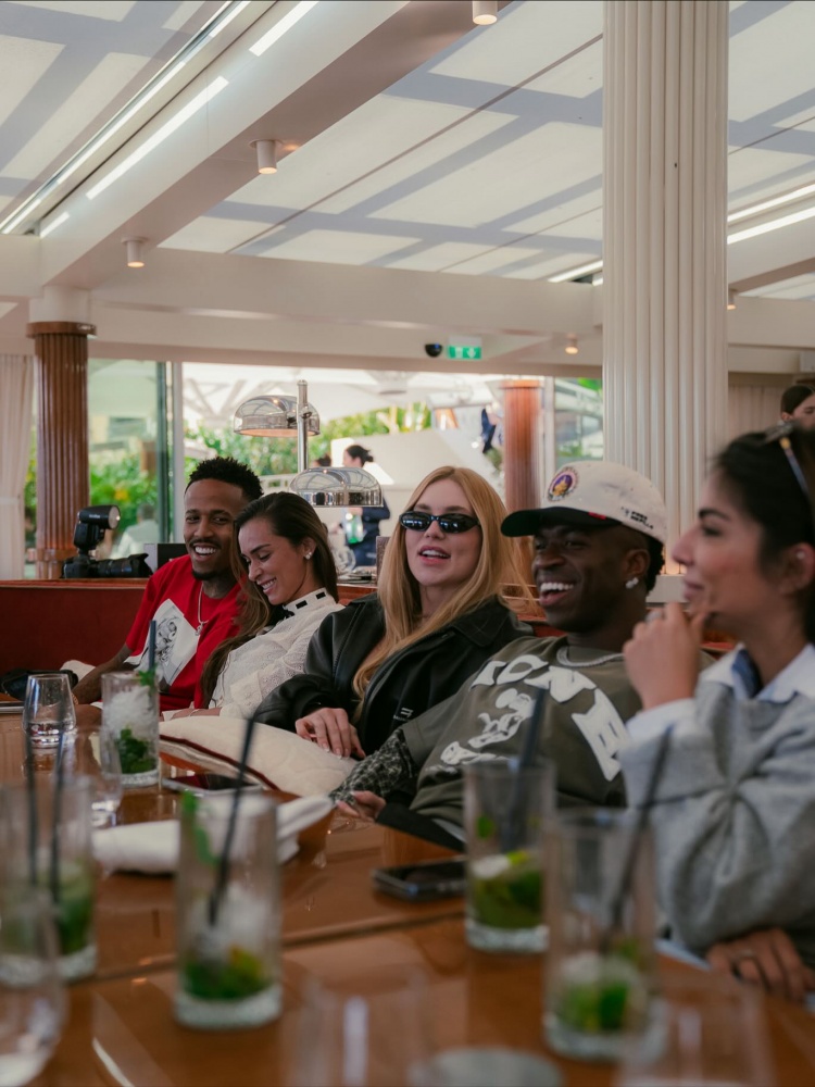 【推荐】秀恩爱!女友社媒晒与维尼修斯甜蜜合照(图8) undefined