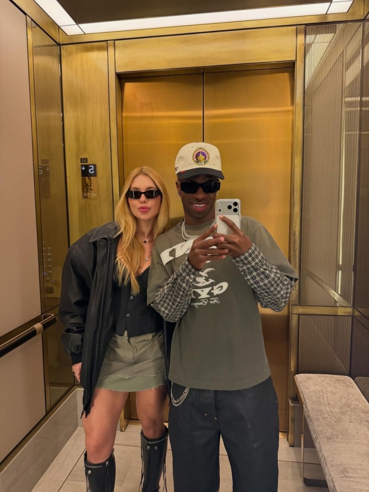 【推荐】秀恩爱!女友社媒晒与维尼修斯甜蜜合照(图9) undefined