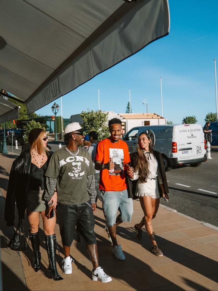 【推荐】秀恩爱!女友社媒晒与维尼修斯甜蜜合照(图11) undefined