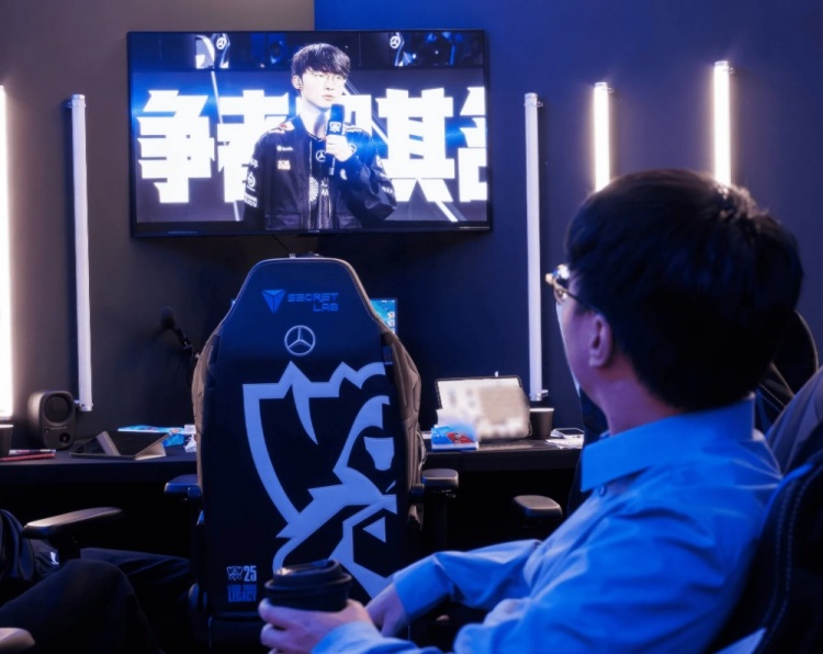 LOL官推分享Tabe看Faker赛后采访照片：最高的山，最长的河