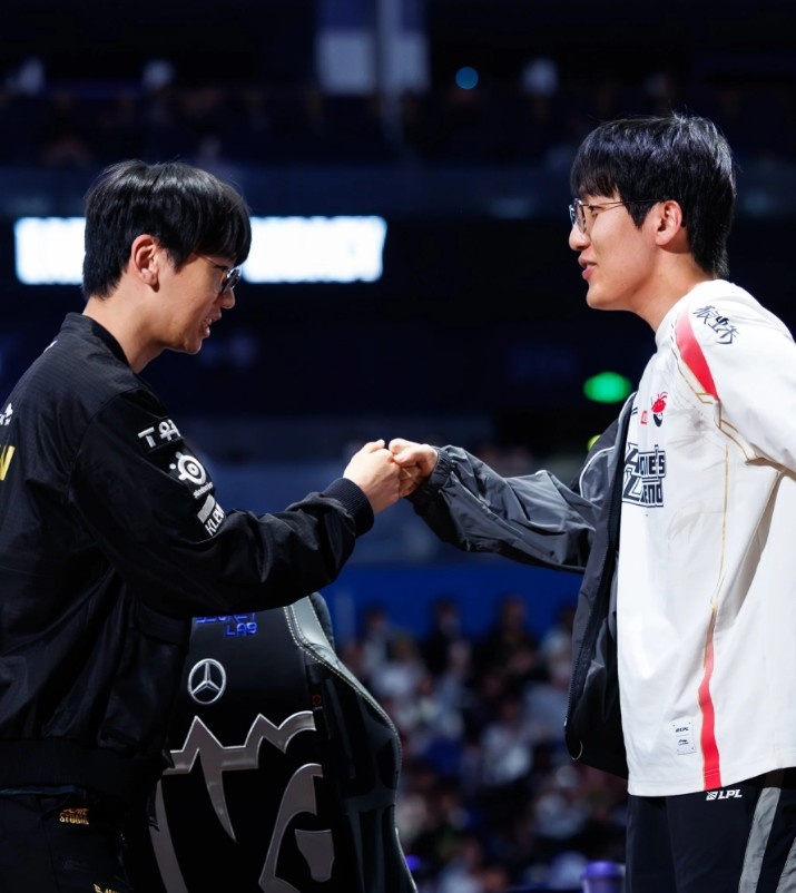 【万博电竞】LOL官方分享Doran与Tarzan合影并配文: 一年一度的GRF聚首