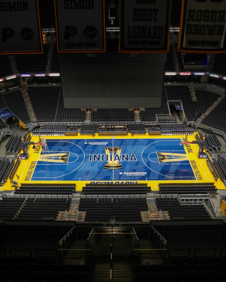 步行者已为NBA杯做好准备!刚铺好的NBA杯球场地板颜值如何? 步行者已为NBA杯做好准备!刚铺好的NBA杯球场地板颜值如何?