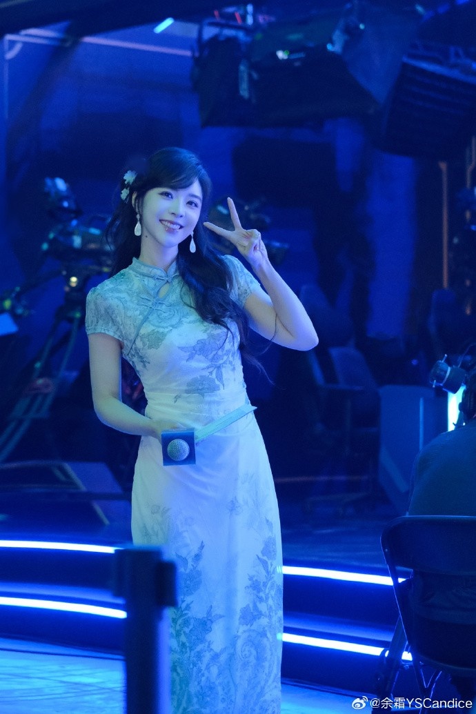 主持人余霜晒照：在后台看完今天的精彩比赛 也想给咱们LPL集个气