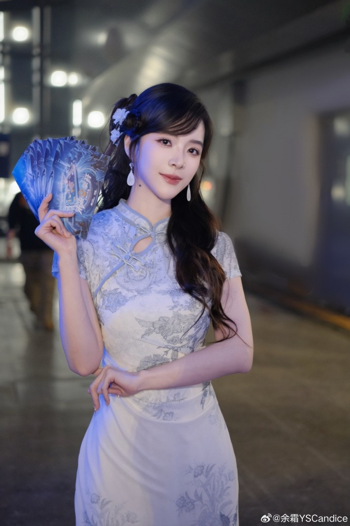 主持人余霜晒照：在后台看完今天的精彩比赛 也想给咱们LPL集个气
