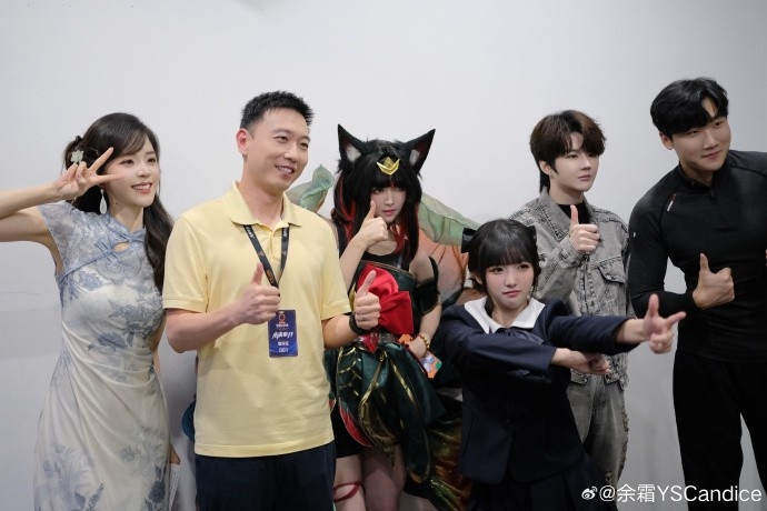 主持人余霜晒照：在后台看完今天的精彩比赛 也想给咱们LPL集个气