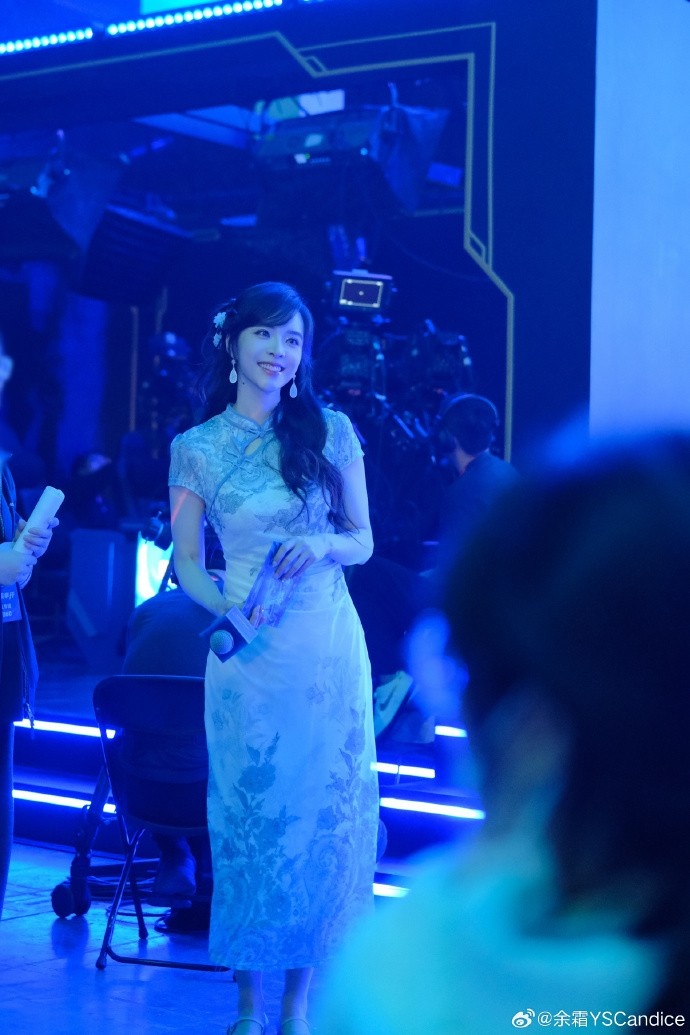 主持人余霜晒照：在后台看完今天的精彩比赛 也想给咱们LPL集个气