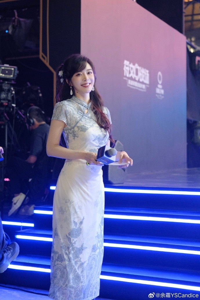 主持人余霜晒照：在后台看完今天的精彩比赛 也想给咱们LPL集个气