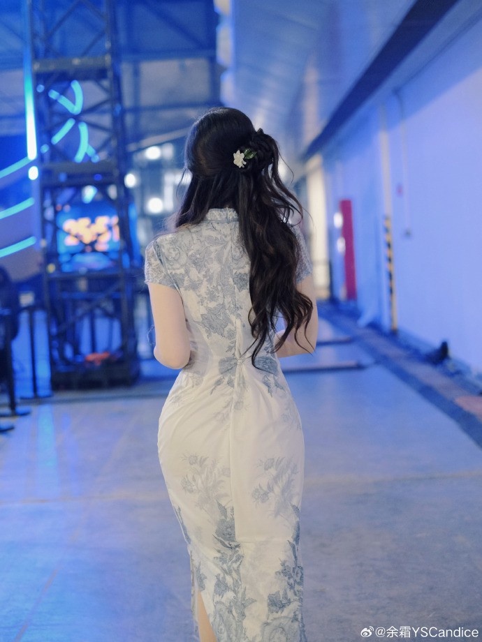 主持人余霜晒照：在后台看完今天的精彩比赛 也想给咱们LPL集个气