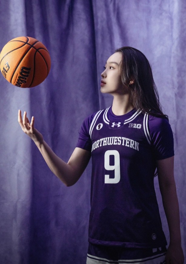 【球盟会】王芙蕖晒NCAA西北大学定妆照:新号码 第三年 享受球场💜