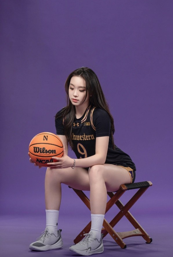 【球盟会】王芙蕖晒NCAA西北大学定妆照:新号码 第三年 享受球场💜