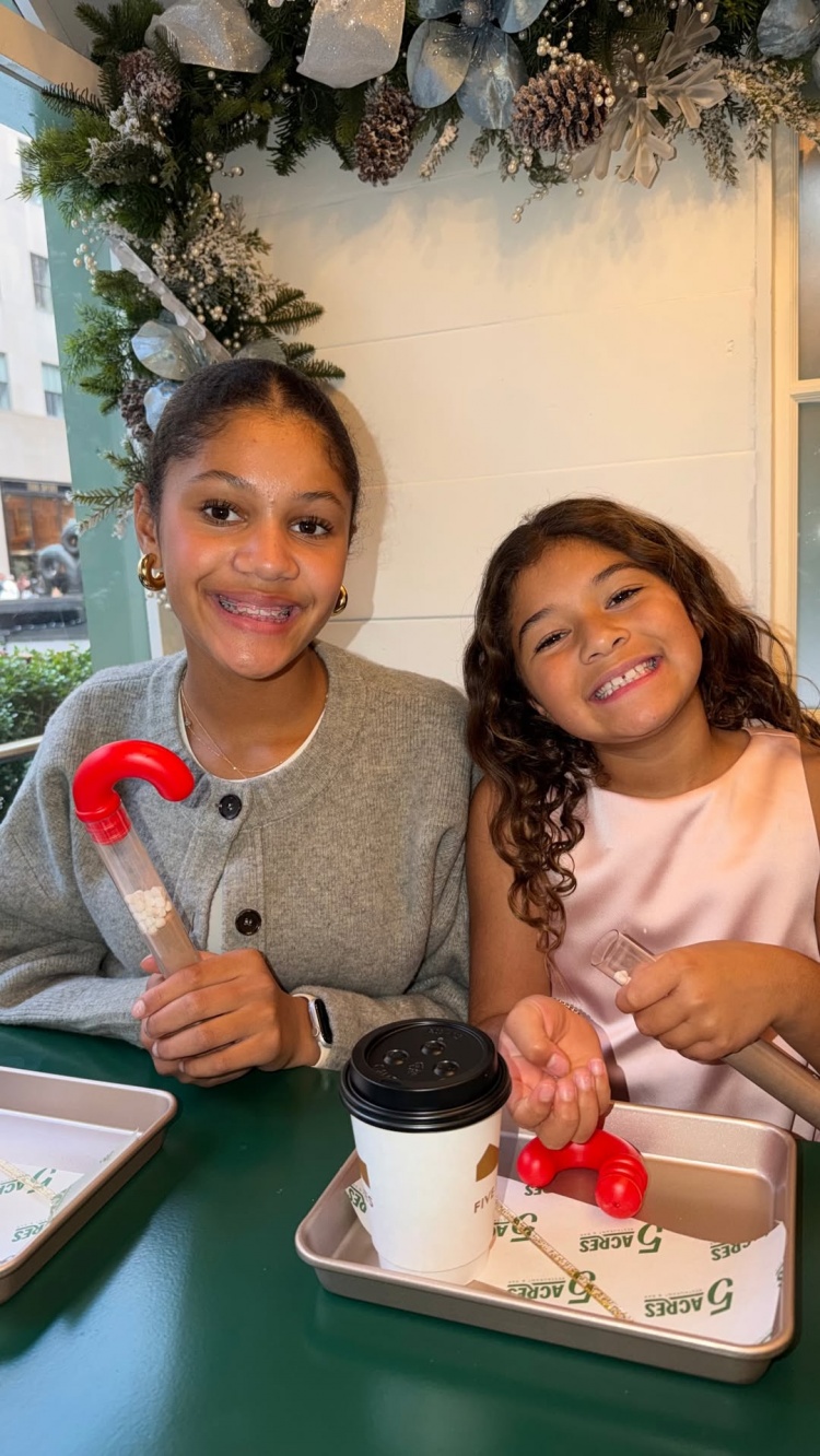 【球盟会】没打比赛的日子都在享受生活！乔治一家在纽约为女儿娜塔莎庆生！