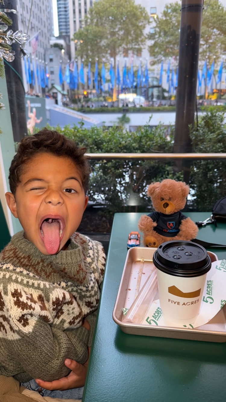 【球盟会】没打比赛的日子都在享受生活！乔治一家在纽约为女儿娜塔莎庆生！