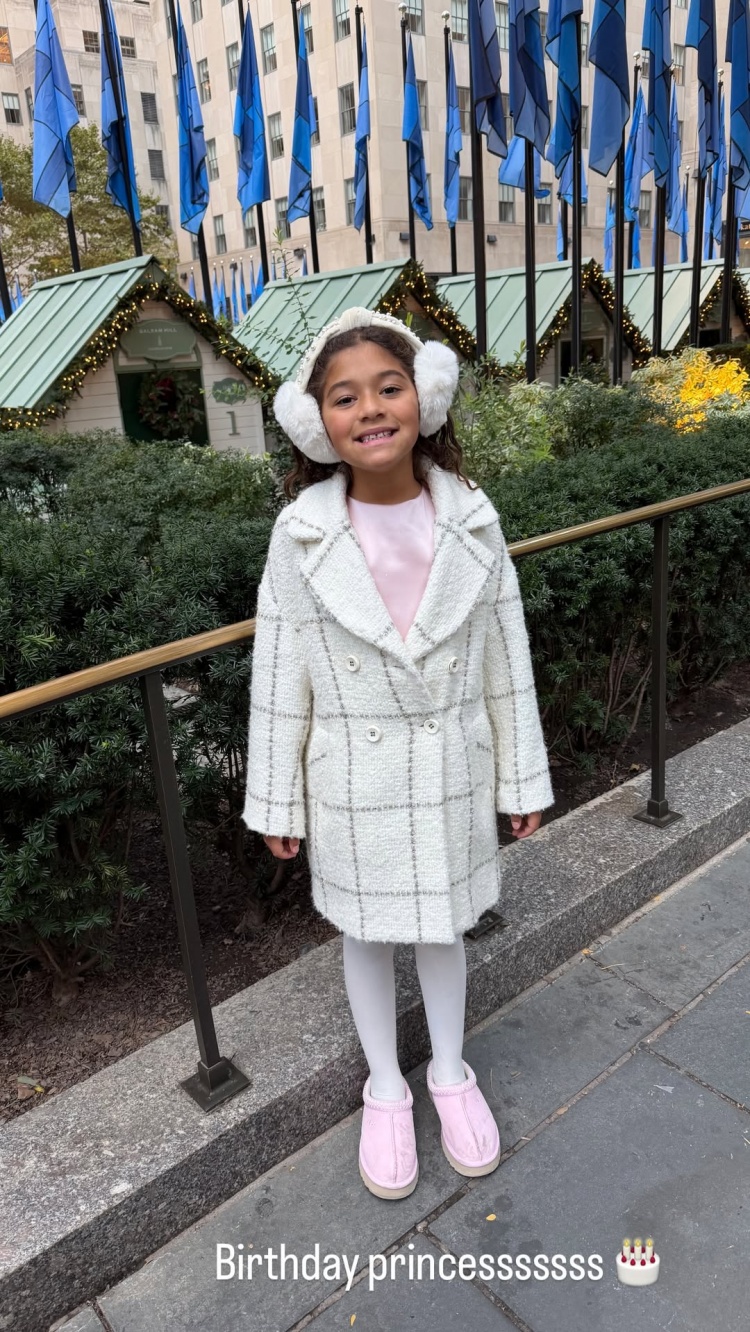 【球盟会】没打比赛的日子都在享受生活！乔治一家在纽约为女儿娜塔莎庆生！