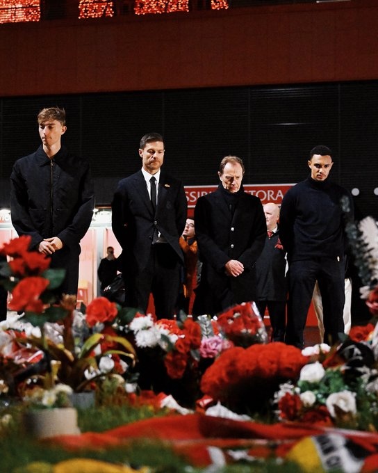 致敬若塔，阿隆索、赫伊森、阿诺德一行前往安菲尔德纪念碑前献花