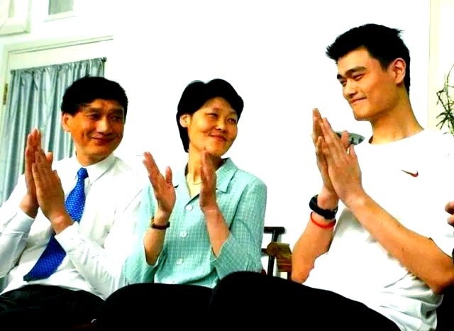 杨毅：姚明在火箭时父母也在被队友嘲笑 但中国孩子就得有人照顾