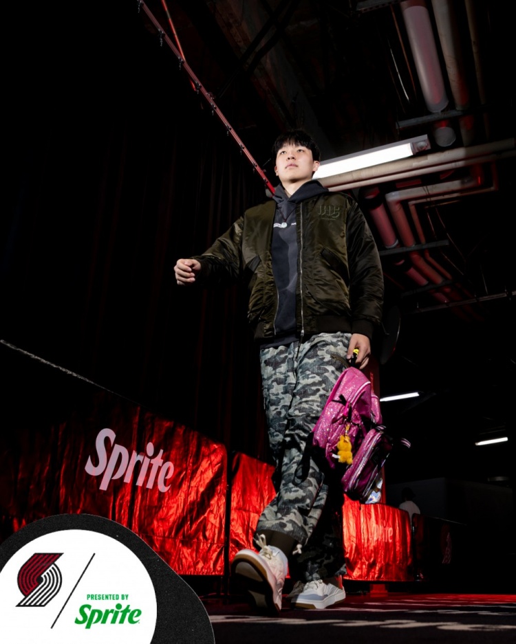 主场迎战湖人！开拓者众将赛前入场穿搭 小杨夹克卫衣+粉色小书包