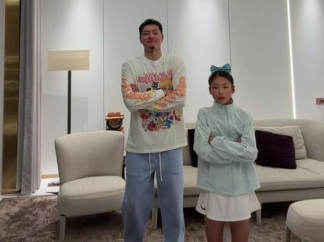 王大雷晒与女儿跳舞视频,韦世豪评论:有点卡哇伊了