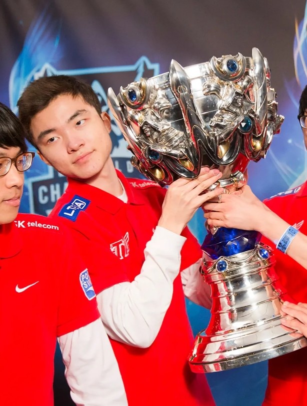 【万博电竞】赛事官方分享Faker历年S赛决赛阶段照片:GOAT🐐