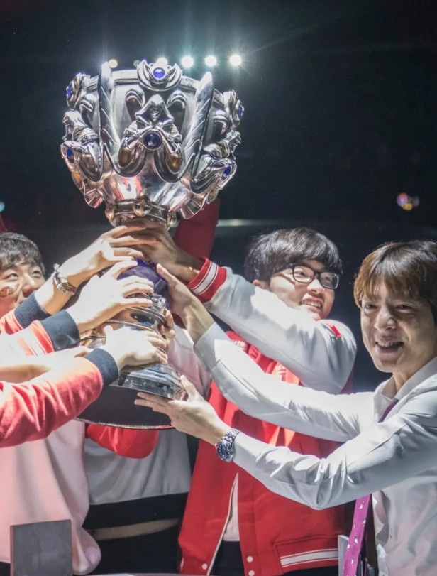 【QY球友会】赛事官方分享Faker历年S赛决赛阶段照片:GOAT🐐