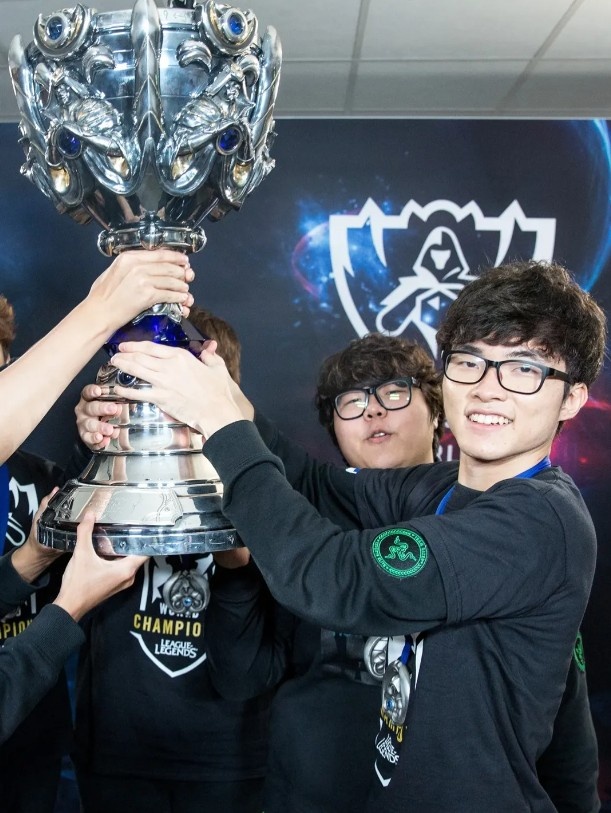 【QY球友会】赛事官方分享Faker历年S赛决赛阶段照片:GOAT🐐