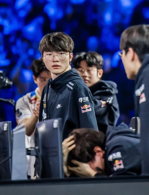 【QY球友会】赛事官方分享Faker历年S赛决赛阶段照片:GOAT🐐