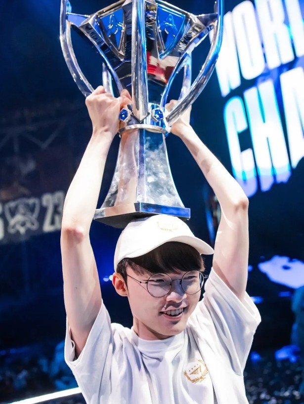 【QY球友会】赛事官方分享Faker历年S赛决赛阶段照片:GOAT🐐