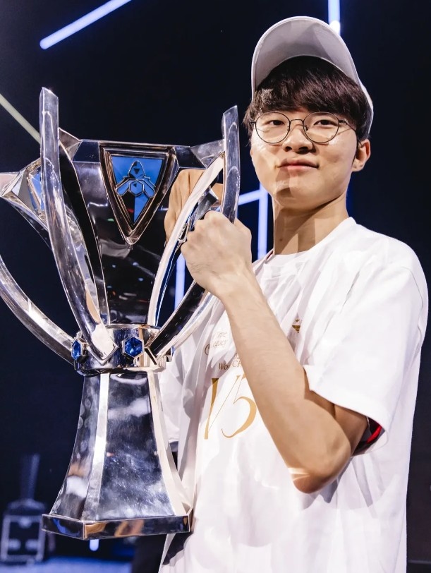 【QY球友会】赛事官方分享Faker历年S赛决赛阶段照片:GOAT🐐