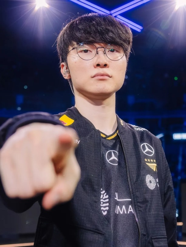 【QY球友会】赛事官方分享Faker历年S赛决赛阶段照片:GOAT🐐