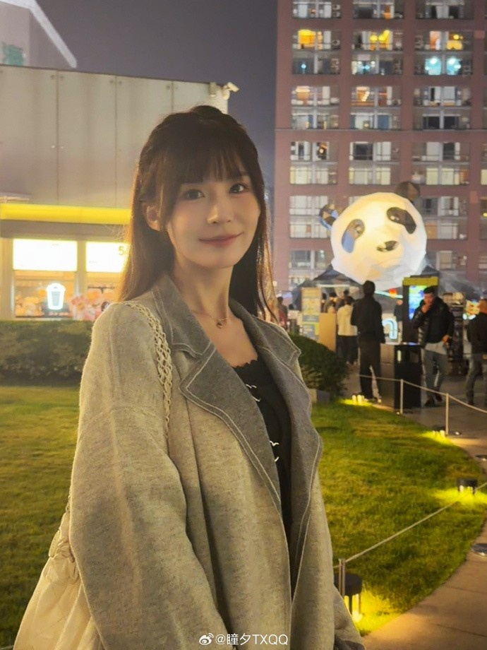 【万博电竞】瞳夕分享日常照片:看到🐼熊猫辣