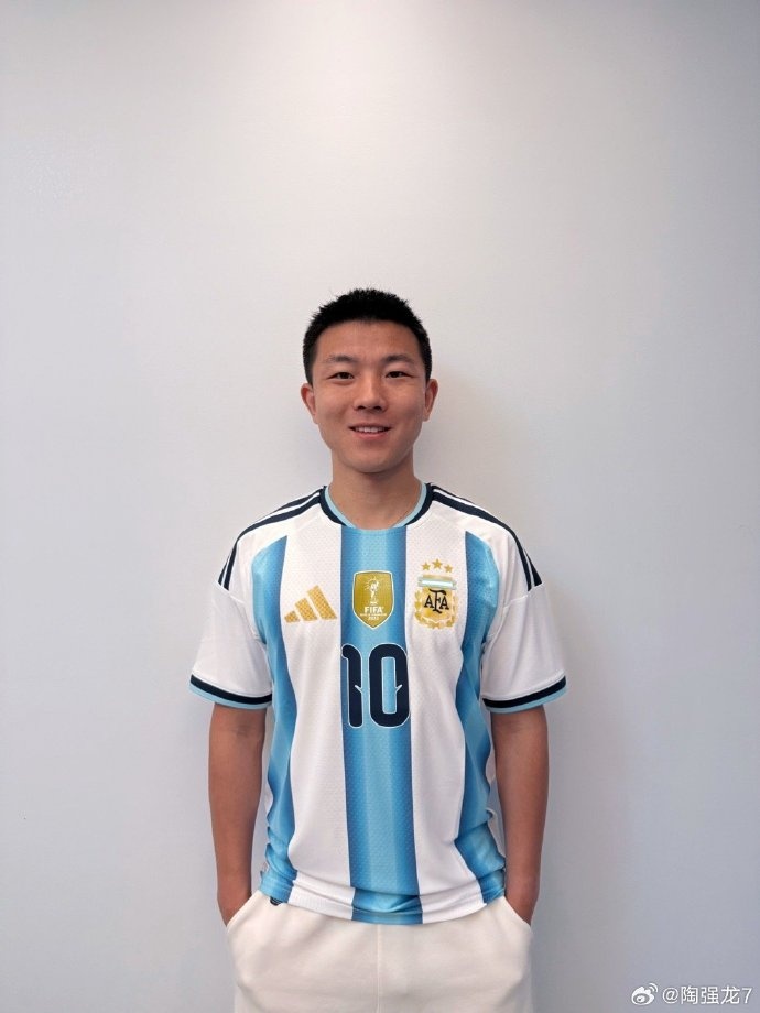 【推荐】迷弟上线!陶强龙晒上身10号梅西阿根廷新球衣(图1) 【推荐】迷弟上线!陶强龙晒上身10号梅西阿根廷新球衣(图1)