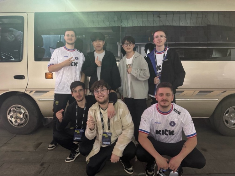 【万博电竞】联动!CS小蜜蜂五人组与GALA、Meiko合影🐝