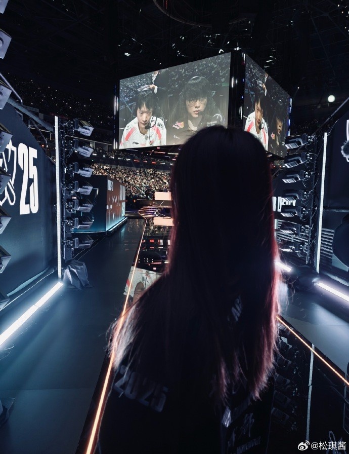 松琪晒照：今年有幸参与了翻译工作 从北京上海到成都 收获颇丰！