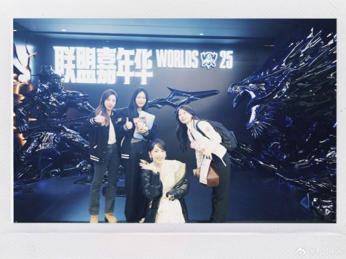 松琪晒照：今年有幸参与了翻译工作 从北京上海到成都 收获颇丰！